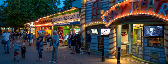 Bakken Forlystelse Crazy Theatre Facade Aften